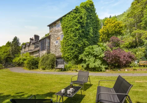 The outdoor sitting area & spacious enclosed lawned garden at Sounds of the Brook, Llanelltyd