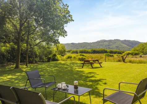The outdoor sitting area & spacious enclosed lawned garden at Sounds of the Brook, Llanelltyd