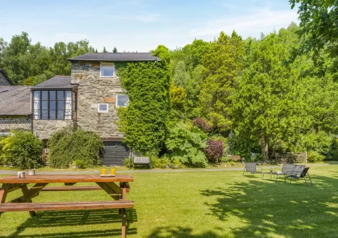 The alfresco dining area & spacious enclosed lawned garden at Sounds of the Brook, Llanelltyd