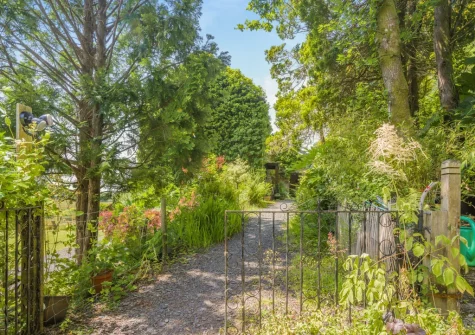 Sounds of the Brook is set in a stunning location right by a pretty brook, with incredible estuary and mountain views