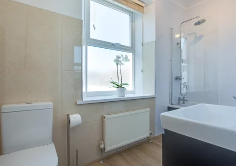 The bathoom at South Beach Cottage, Tenby