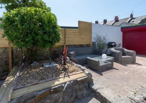 The patio & outdoor sitting area at South Beach Cottage, Tenby