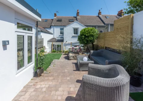 The patio & outdoor sitting area at South Beach Cottage, Tenby