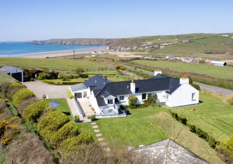Southwood Cottage is a detached holiday home surrounded by open fields leading down to the beach