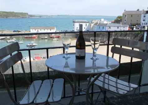 The balcony & outdoor sitting area at Sparta Cottage, Tenby
