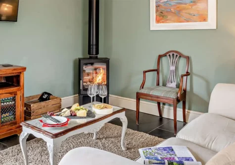 St Davids Long House, Porthclais, is a tranquil 2-bedroom home, ideal for families. It's a short walk from the coastal path, harbour, and historical sites, featuring a cathedral, bishop's palace, and a variety of shops, tea rooms, pubs & restaurants.