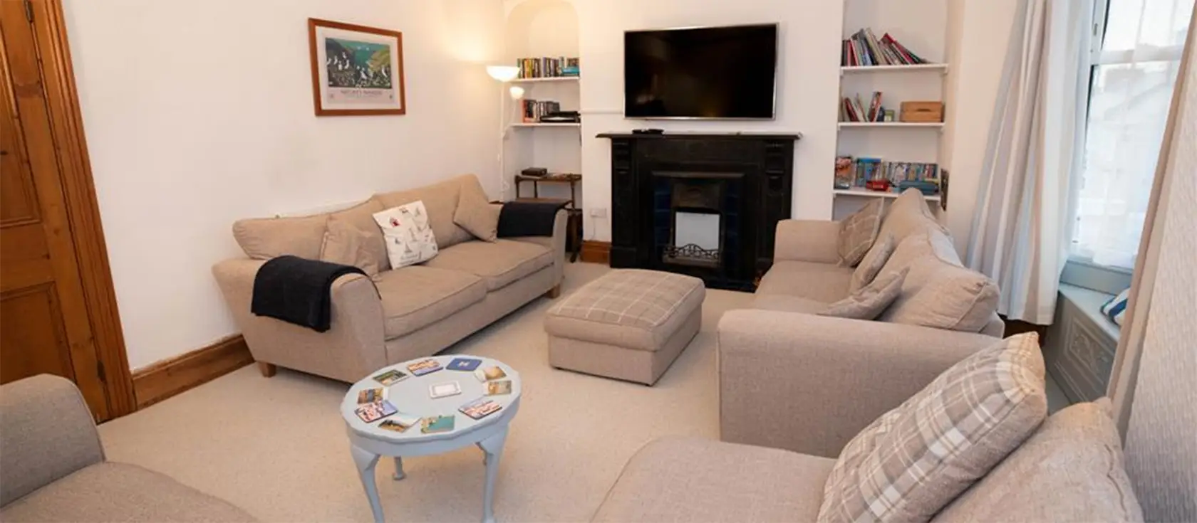 Stella Maris, Tenby is a large, 5-bedroom Edwardian townhouse with a private garden, near beaches and historical sites. Ideal for family groups, it’s close to shops, pubs, and restaurants, with proximity to Tenby Golf Course and picturesque harbour.