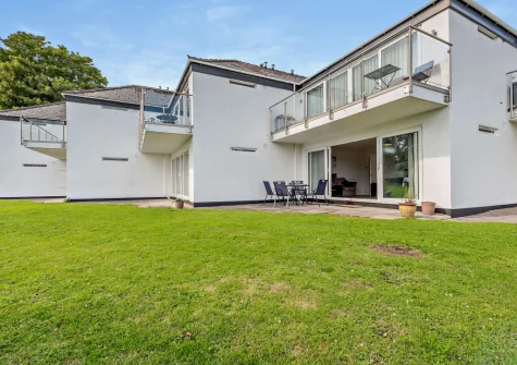 The patio, alfresco dining area & sharden garden at Summer Breeze, Saundersfoot