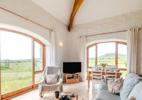 The living & dining area at Sunset Cottage, Trefasser