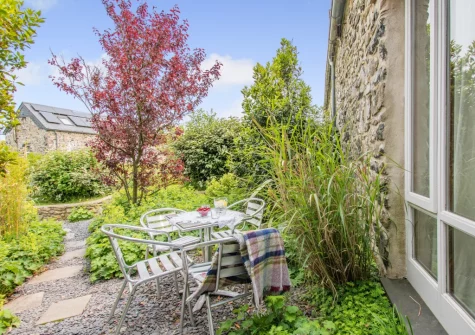 The patio & alfresco dining area at Sunset Cottage, Trefasser