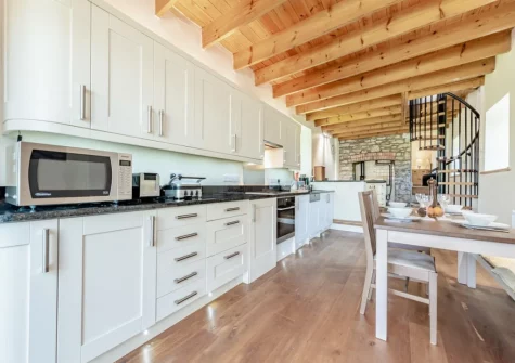 The kitchen & dining area at Tan y Castell Cottage, Llan-mill