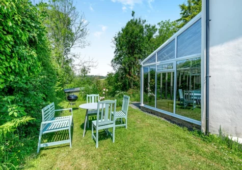 The lawned garden, barbecue & alfresco dining area at Tan y Castell Cottage, Llan-mill