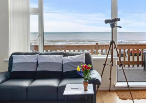 Temple Bar Apartment, Amroth is a sea-front 3-bedroom apartment offering stunning views, comfort, and easy access to Pembrokeshire's attractions. Situated above the Temple Bar Inn with a balcony overlooking Amroth's sandy beach & Pembrokeshire coast.