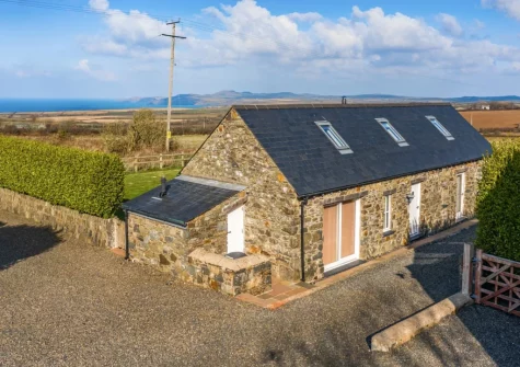 Temple Barn is a luxury stone holiday cottage with stunning uninterrupted views over St David's Peninsula, easy access to some of the best beaches, coastal walks & restuarants in Pembrokeshire