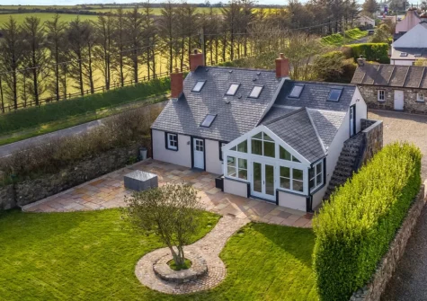 The patio, alfresco dining area & enclosed lawned garden at Temple House, Square and Compass