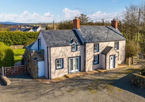 Temple House is a luxury Pembrokeshire holiday cottage beautifully decorated & stylishly furnished