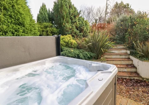 The hot tub & garden at The Briars, Wisemans Bridge