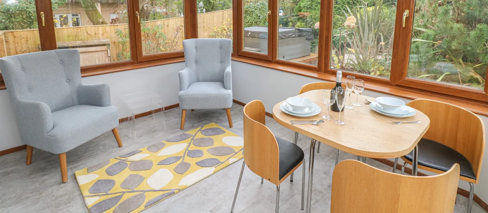 The Briars, Wisemans Bridge is a modern one-bedroom apartment with a garden and private hot tub. This ground-floor flat is ideal for a couple or solo traveller wanting a peaceful base from which to explore this beautiful area of Pembrokeshire.