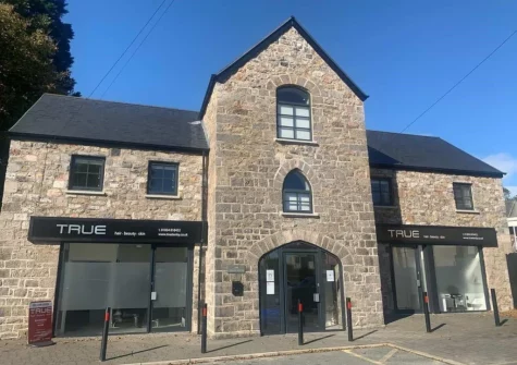 The Coach House is a stylish apartment, above a hair & beauty salon, finished in a sleek contemporary style