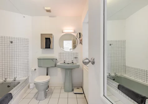 Bedroom #1 en-suite bathrrom at The Gazebo, Little Haven