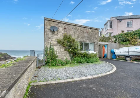 The Gazebo is lovingly restored throughout with retro 1960s decor and furnishings, making this a real one-of-a-kind holiday apartment