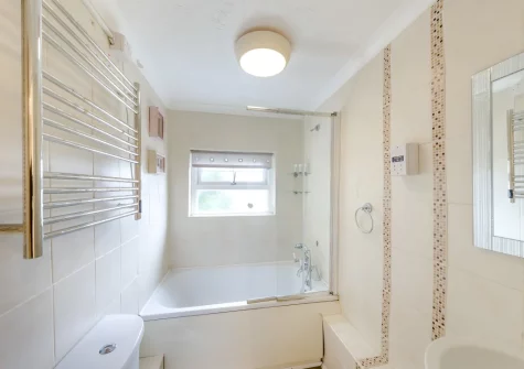 The bathroom at The Granary, St Florence