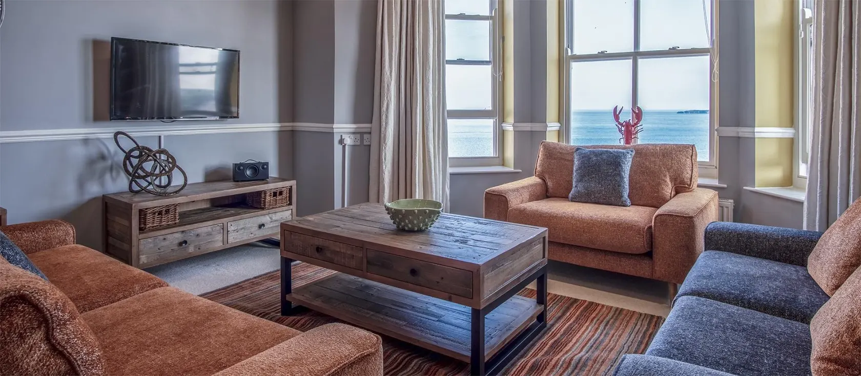 The Light On The Water, Tenby is a bright & airy 3 bedroom, 2 bathroom second-floor apartment. Located steps from Tenby South Beach. Sweeping coastal views.