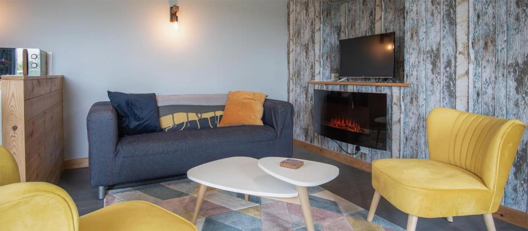 The Lodge At Sheepswalk Farm, Amroth is a charming lodge nestled in the Pembrokeshire Coast National Park. This cosy property features a spacious open plan living area, a fully equipped kitchen, two comfortable bedrooms, and a shared garden.
