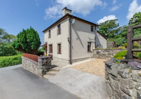 The Lodge is a characterful cottage close to the beach & with countryside walks from the doorstep