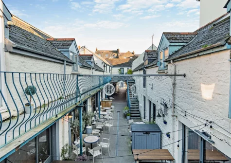 The Mews is a first-floor apartment set in the trendy mews area with a great selection of independent cafes, bars, restaurants & shops right from your door
