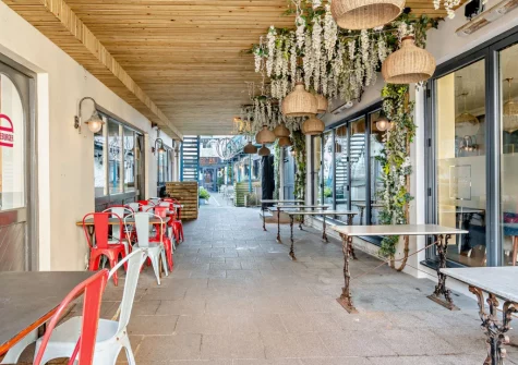 Set in the trendy mews area, staying here means you have a great selection of independent cafes, bars, restaurants & shops right from your door