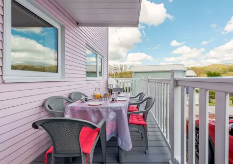 The front verandah & alfresco dining area at Tickled Pink at 14 Freshwater Bay, Freshwater East