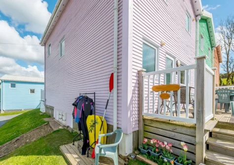 Tickled Pink at 14 Freshwater Bay is a fantastic holiday home metres away from a beautiful sandy beach, ideal for family seaside trips