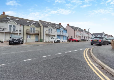 Tide View is a spacious, well-equipped, comfortable family-friendly holiday home just a short distance from the beach