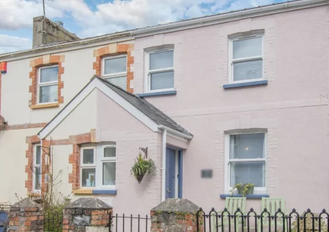 Tideway, a modern cottage, is set in a quiet street close to the centre of Tenby