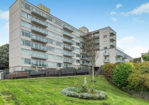 Tidey is a coastal apartment in a prime position close to Tenby's North Beach