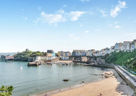 Tidey is in a central location with easy access to the town's golden sand beaches, independent shops & eateries