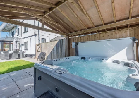 The hot tub at Trebrowen, Angle