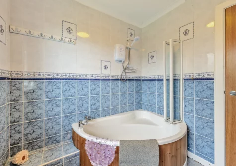 The bathroom at Tree Tops, St Florence
