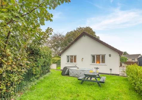 The alfresco dining area, hot tub & enclosed lawned garden at Tree Tops, St Florence