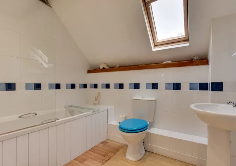 The bathroom at Trefloyne Lodge, Penally