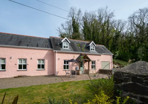 The patio & lawned garden at Trefloyne Lodge, Penally