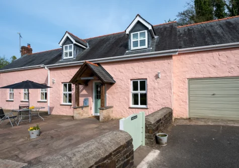 Trefloyne Lodge is an expertly renovated cottage situated close to the village of Penally within the Pembrokeshire Coast National Park