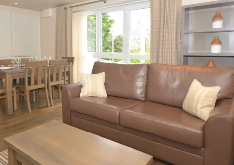 Turnstone Apartment, Saundersfoot is a chic two-bedroom retreat near the beach, offering easy access to local attractions and amenities, with a coastal footpath running through the village, perfect for families and couples seeking nearby activities.