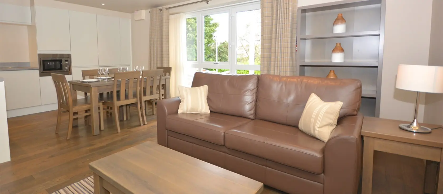 Turnstone Apartment, Saundersfoot is a chic two-bedroom retreat near the beach, offering easy access to local attractions and amenities, with a coastal footpath running through the village, perfect for families and couples seeking nearby activities.