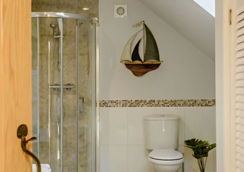 The first floor bathroom at Ty Carreg Rowen