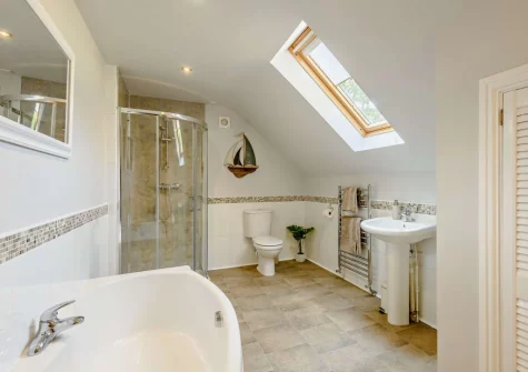 The first floor bathroom at Ty Carreg Rowen
