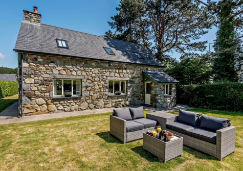 The large lawned garden & outdoor sitting area at Ty Carreg Rowen