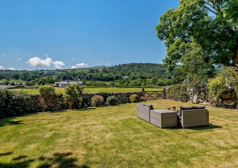 The large lawned garden & outdoor sitting area at Ty Carreg Rowen