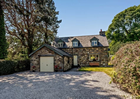 Ty Carreg Rowen is a beautiful detached stone house surrounded by fields & natural beauty